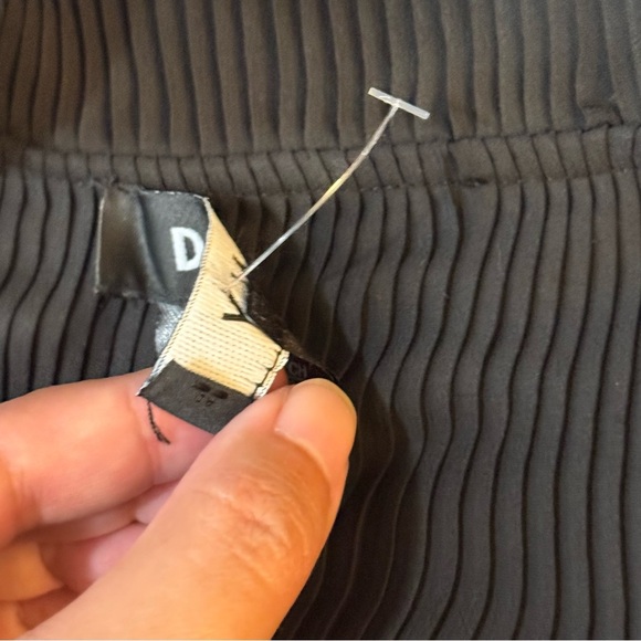 DKNY Black Pleated Tie Front Blouse

#1091 - Picture 7 of 9